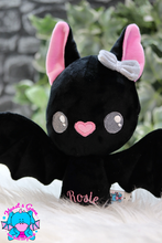 Lade das Bild in den Galerie-Viewer, Kuschelfledermaus Choly - kunst&garn