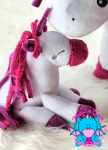 Lade das Bild in den Galerie-Viewer, Ponyfohlen - kunst&garn