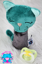 Lade das Bild in den Galerie-Viewer, Babyrassel Mieze dunkelgrün/graphit - kunst&garn