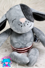 Lade das Bild in den Galerie-Viewer, Hund Bruno mit rot weiß gestreifter Hose - kunst&garn
