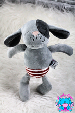 Lade das Bild in den Galerie-Viewer, Hund Bruno mit rot weiß gestreifter Hose - kunst&garn