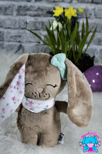 Lade das Bild in den Galerie-Viewer, Hase Bommel - kunst&garn