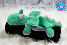 Lade das Bild in den Galerie-Viewer, "Mini-Felix" in dunkelgrün mit mauve-farbenen Details - kunst&garn