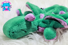 Lade das Bild in den Galerie-Viewer, "Mini-Felix" in dunkelgrün mit mauve-farbenen Details - kunst&garn