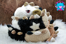 Lade das Bild in den Galerie-Viewer, Bettdrache Poldi - kunst&garn